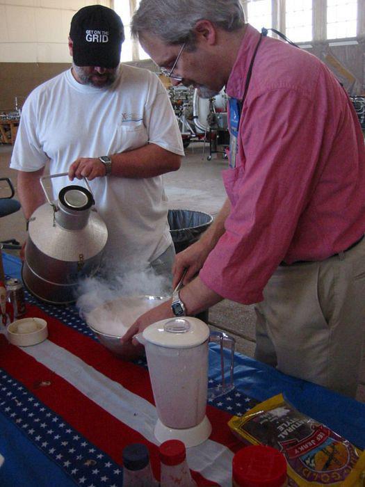 [url=http://www.xcor.com]XCOR[/url] employee Doug making liquid nitrogen ice cream!