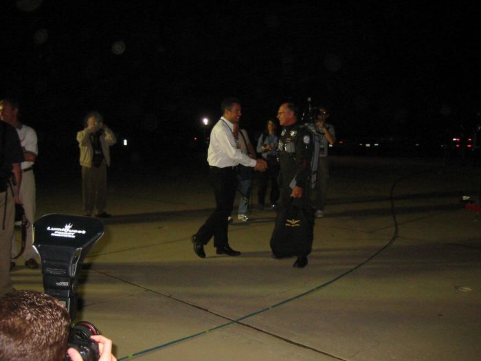 Mike Melvill shaking the hand of Virgin Galactic representative Alex Tai