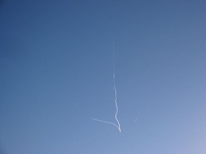 Contrails!  The one going straight up is SpaceShipOne (the reason it's not quite straight is because the wind currents blow in d